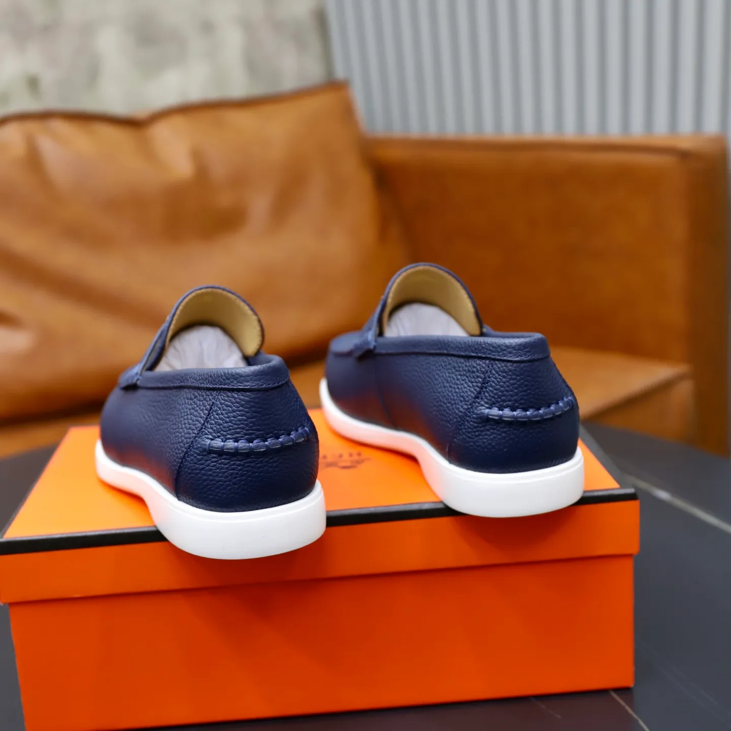 Ex-factory price: 560💰Hermès/Hermès slip-on men's shoes. This shoe is made of imported pebbled cowhide. It has simple and smooth lines and is combined with aerodynamically designed 3CM rubber foam ultra-light soles! Youthful and fashionable, classic H-shaped hardware buckle decoration, calf lining gently wraps the feet, with logo cowhide feet, casual and urban style, highlighting youthful vitality, sports and leisure version, super versatile, code number: 38-39-40-41-42-43-44 standard leather shoe size (45 can be customized but does not support returns)